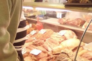 Ciobanii vând miei vii, pe net, cu 10-12 lei/kg