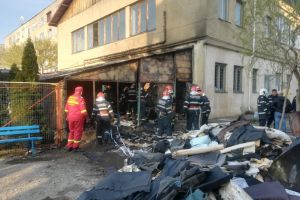 Incendiu de amploare în Marghita: Din cauza unei ţigări aruncate la întâmplare, depozitul unei fabrici s-a făcut scrum (FOTO / VIDEO)