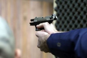 „Fericiţi cu acest lucru!” Militarii folosesc gloanţele pe afişele cu liderul opoziţiei. Care este reacţia Ministerului Apărării