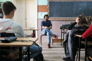 FOTOGALERIE. Scriitorul Tudor Ganea a fost prins în şah de către elevii de la Liceul de Artă