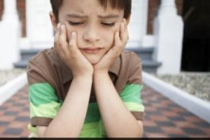 „Mâna sus cine ar vrea ca Ana să moară”: Telefonul Copilului, linia unde sună micuţii care vor să se sinucidă