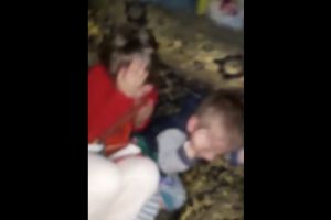 IMAGINI SOCANTE! Bestie cu chip de om! Doi copilaşi sunt loviţi de un bărbat, în casă. Agresorul a filmat totul si a trimis imaginile mamei, in Anglia