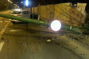 Maşină intrată în stâlp, pe strada Carpaţilor! Transportul în comun din zonă, deviat!