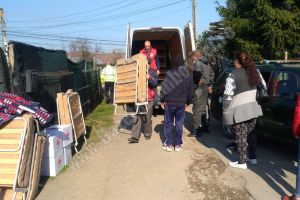 Crucea Roşie Dâmboviţa, ajutor de urgenţă pentru o familie din Răzvad, rămasă sub cerul liber în urma unui incendiu