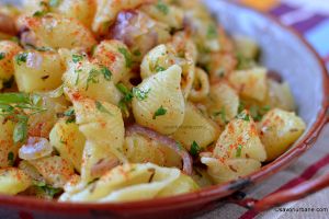 Paste cu cartofi şi ceapă călită – tăiţei sau laşte cu crumpi răntăliţi