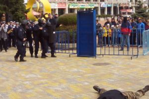 Jandarmii argeşeni au regizat un JAF ARMAT în Piaţa „Vasile Milea”