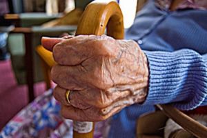 Unei bătrâne din Valea Mare i-au fost furaţi banii „de înmormântare”