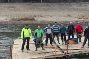 Cu PET-urile, spre Ungaria. Pompieri plecaţi cu pluta