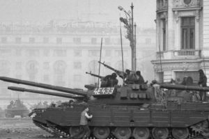 O lovitură de stat care s-a aflat sub semnul improvizaţiei! Mitul Revoluţiei spontane din 1989, desfiinţat la Academia Română