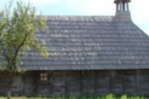 Se caută voluntari pentru reabilitarea bisericii de lemn din Dragomireşti. Ambulanţa pentru Monumente Banat începe intervenţiile