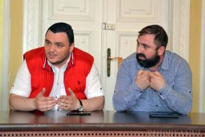 Ambulanţa de Partid: Politrucii de la şefia Serviciului de Ambulanţă Bihor au dat contracte cu dedicaţie