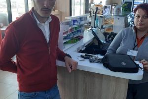 Un bărbat din Sibiu a găsit o geantă plină cu bani la o benzinărie din Făgăraş