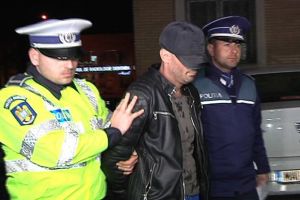 Tatăl care s-a filmat în timp ce îşi lovea copiii a ajuns în arest