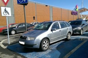 Sute de amenzi încasate de şoferii care au ocupat locurile de parcare destinate persoanelor cu handicap