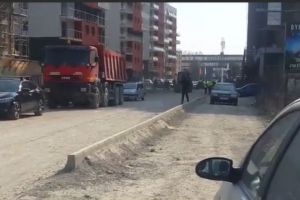 VIDEO Mai mulţi braşoveni protestează în cartierul Tractorul că nu au străzi asfaltate