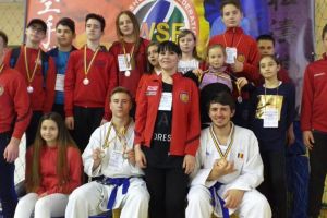 12 medalii pentru karatiştii suceveni antrenaţi de o poliţistă de la Rutieră