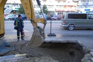 Cartierul George Enescu a rămas fără apă după o nouă avarie în acelaşi loc ca ...