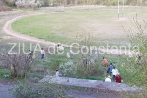 Peste 100 de persoane au ecologizat stadionul Badea Cartan din Constanta. Printre ei, locatari din Henri Coanda si persoane aflate in probatiune