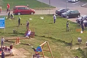 FOTO. Gest deosebit! Cine sunt voluntarii ce au amenajat spaţiul verde din Micro 16