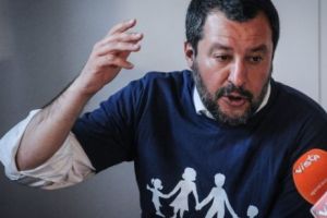 Salvini face ordine în Italia: pe Cartea de identitate se reîntorc „tată” şi „mamă”, în loc de „părintele 1” sau alte bazaconii