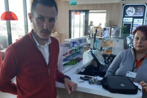 Geantă plină cu bani găsită de un tânăr din Sibiu – A dus-o la poliţie