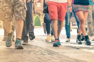 Concurs de mers pe jos la Sibiu pentru susţinerea tinerilor cu scleroză multiplă