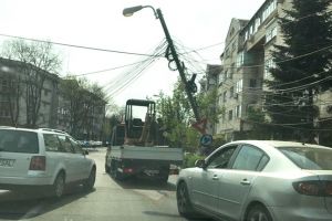 Stâlp doborât de un cablu agăţat de betonieră, la Timişoara