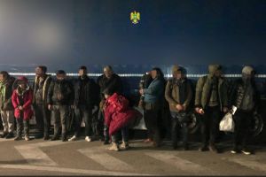 14 migranţi, între care şi trei copii, ascunşi într-un automarfar, depistaţi de poliţiştii de frontieră la Nădlac
