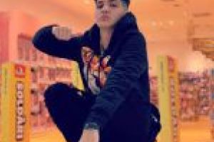 VIDEO: Circ si voie buna intr-un club din Braila / Cantaret primit cu ropote de aplauze si un prezervativ in fata