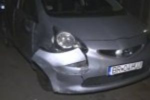 Ia mai toarna un paharel sa ne tamponam nitel! O soferita turmentata din Braila a lovit o masina parcata regulamentar