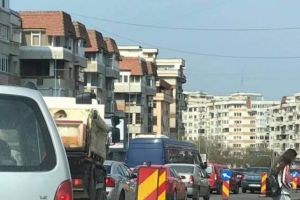ACUM – Haos în TRAFIC la ieşirea de pe Târgu din Vale!
