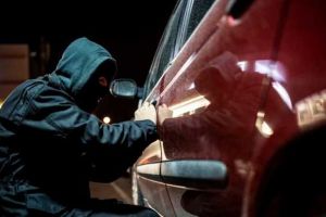 VIDEO Val de spargeri auto la Șelimbăr – Hoţul acţionează pe o stradă cunoscută