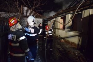 Casă distrusă de flăcări pentru a doua oară în doi ani, în Timiş