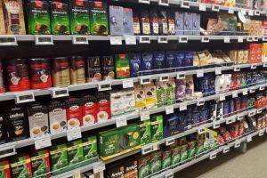 Ce se mai fură în Oradea: Doi tineri au fugit dintr-un magazin cu două cărucioare pline cu cafea