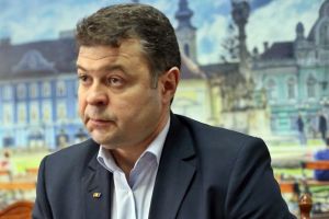 Un rector, care este şi deputat PNL, spune că managementul şcolar este unul politizat