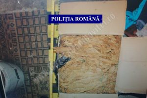 DÂMBOVIȚA: Percheziţii la persoane bănuite de comercializare ilegală de tutun
