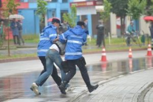 V-au fost furate bijuteriile, pe strada, in Ploiesti? Sunteti chemati sa vi le recuperati! Politia a prins un hot si a confiscat prada