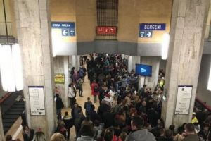 Infernul de la metrou. Sute de persoane au umplut până la refuz staţiile. Trenuri oprite în staţii şi în tuneluri 