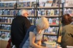 Salonul de carte Bookfest şi-a deschis porţile! Ofertă variată de literatură şi nu numai, la preţuri promoţionale