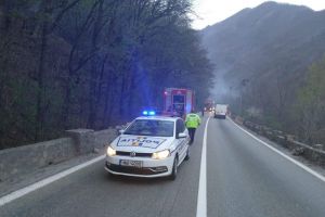 FOTO Trafic blocat pe sensul Sibiu – Vâlcea în urma unui incendiu pe Valea Oltului