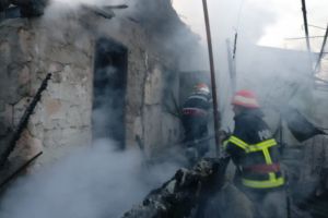 Incendiu violent in municipiul Tulcea. O locuinta a fost cuprinsa de flacari. Pompierii, chemati in ajutor (galerie foto)