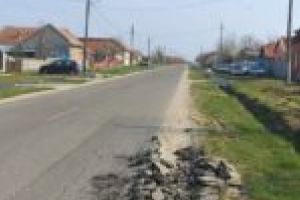Distrugeri în numele modernizării! Drumul din Hezeriş, spart de camioanele care lucrează la reabilitarea celui dintre Valea Lungă şi Cliciova