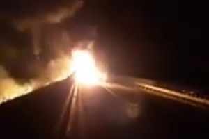 VIDEO: O maşină a ars ca o torţă, pe autostrada A1, lângă Apoldu de Jos