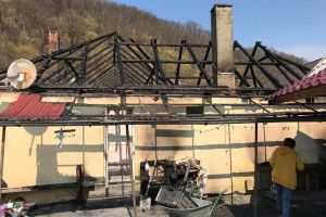 Două familii din Beclenuţ, rămase fără acoperiş deasupra capului au nevoie de ajutor