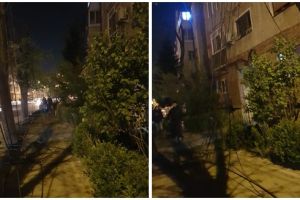 Cablurile de pe stâlpul doborât de betonieră, lăsate să atârne pe trotuar la intrarea într-un bloc