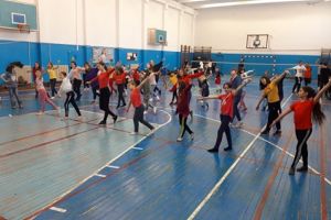 Program de gimnastica aerobica al elevilor Colegiului National de Arte Regina Maria“, de Ziua Mondiala a Sanatatii