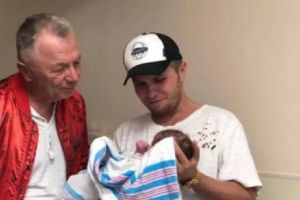 Bombă în showbiz! Un celebru crai de Dorobanţi a devenit tată. Ce nume i-a pus fetiţei sale