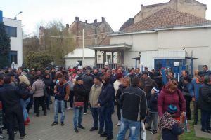 Electrolux a angajat 30 bodyguarzi pentru a se „apăra” de grevişti
