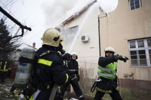 Incendiu puternic la o casă, în localitatea timişeană Becicherecu Mic
