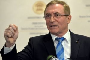 Protest în faţa Parchetului General. Zeci de oameni îi cer demisia lui Augustin Lazăr